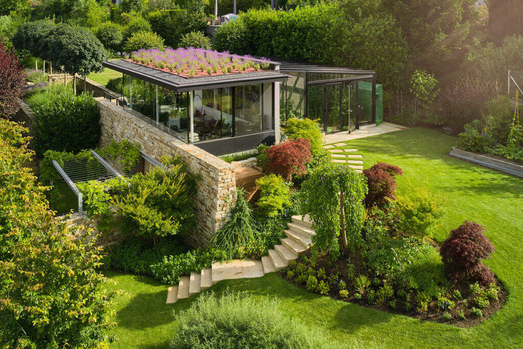 Modernes Haus mit üppigem Garten und Natursteintreppen