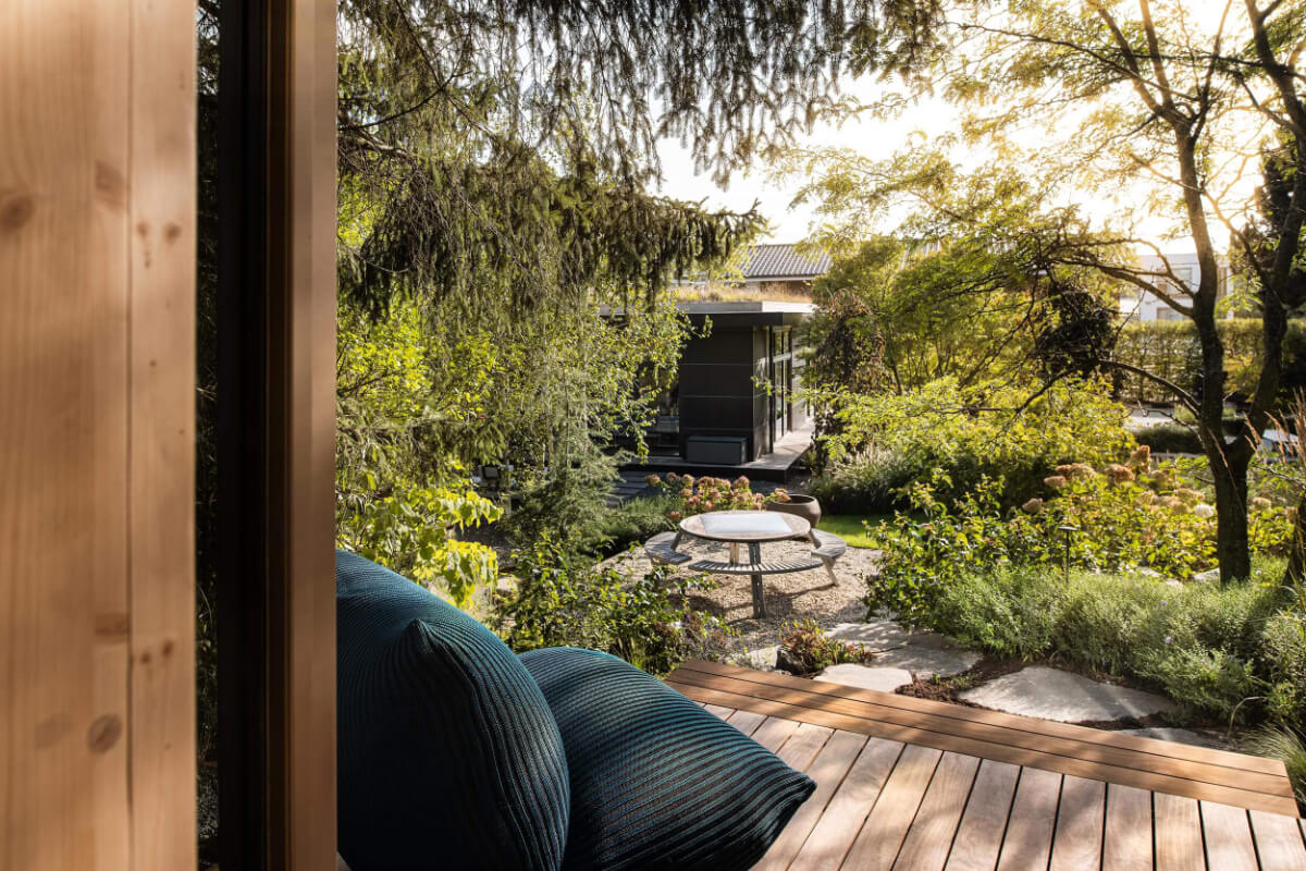 Natursteinterrassen mit Blick in den Wald